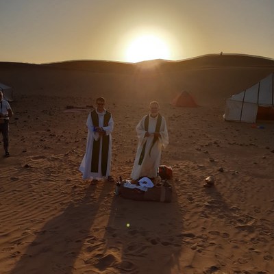 Célébration de l'eucharistie au coucher du soleil