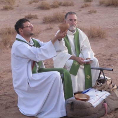 célébration de l'Eucharistie ( l'autel est une selle de dromadaire)