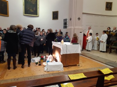 2e temps fort 1ere communion 12 janvier 2020 - Les enfants déposent des bougies allumées devant la crèche