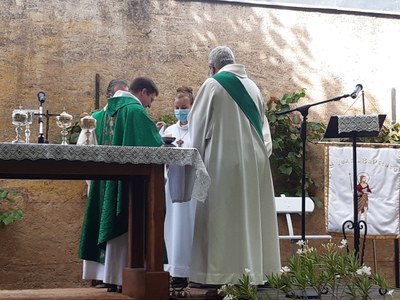 Messe d'action de grâce pour 2 ans de ministère du père Anthony Chopard (57).jpg