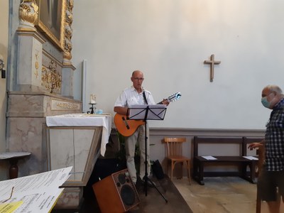 Bernard au chant et à la guitare