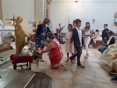 Les enfants apportent des fleurs à la Vierge Marie (6)