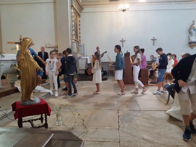 Procession des enfants avec les épis de blé (2)