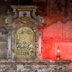 Comprendre une église : l'autel, la table sacrée où se célèbre l'Eucharistie