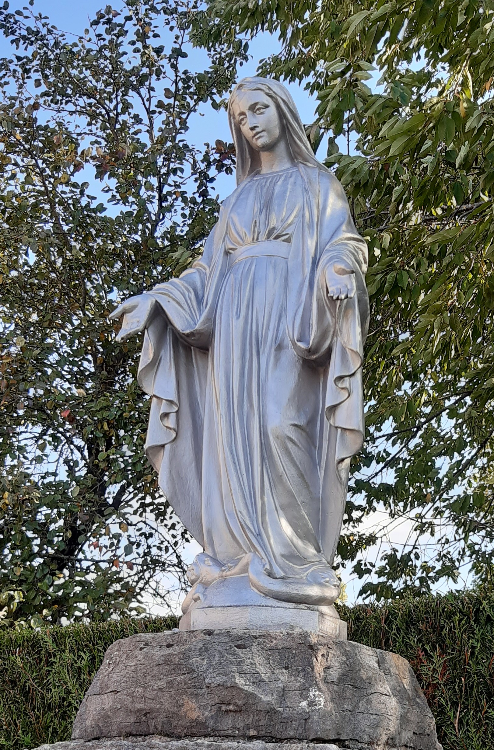 Statue de la Vierge Marie -  Maison paroissiale d'École-Valentin