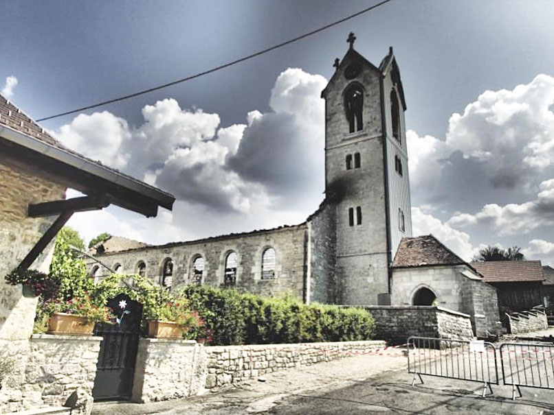 Ruines de l'église de Villeneuve d'Amont brulée en août 2018