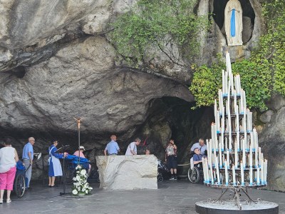 Passage à la grotte de l'hospitalité